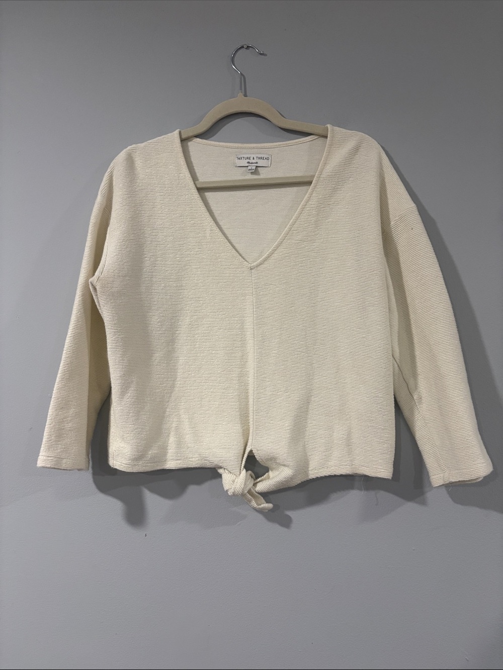 TEXTURE & THREAD CREAM V- NECK TIE FRONT COTTON TOP SIZE/L